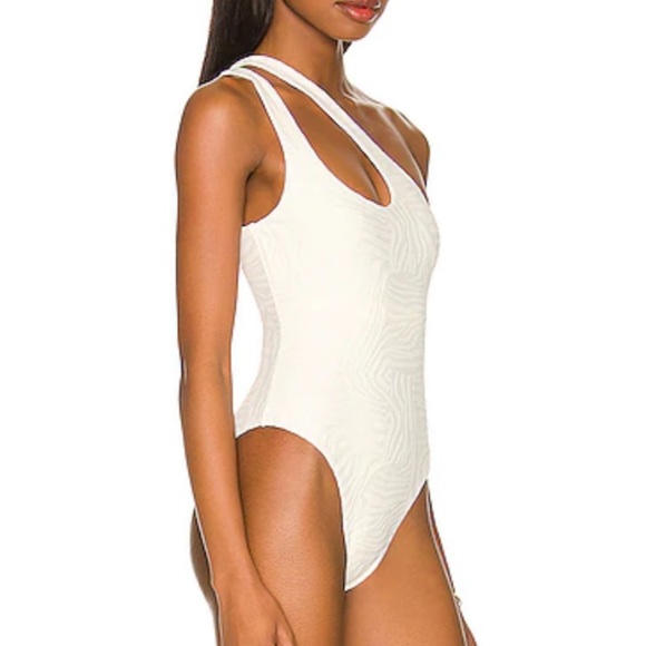 L*Space Phoebe One Piece Classic - Picture 4 of 16